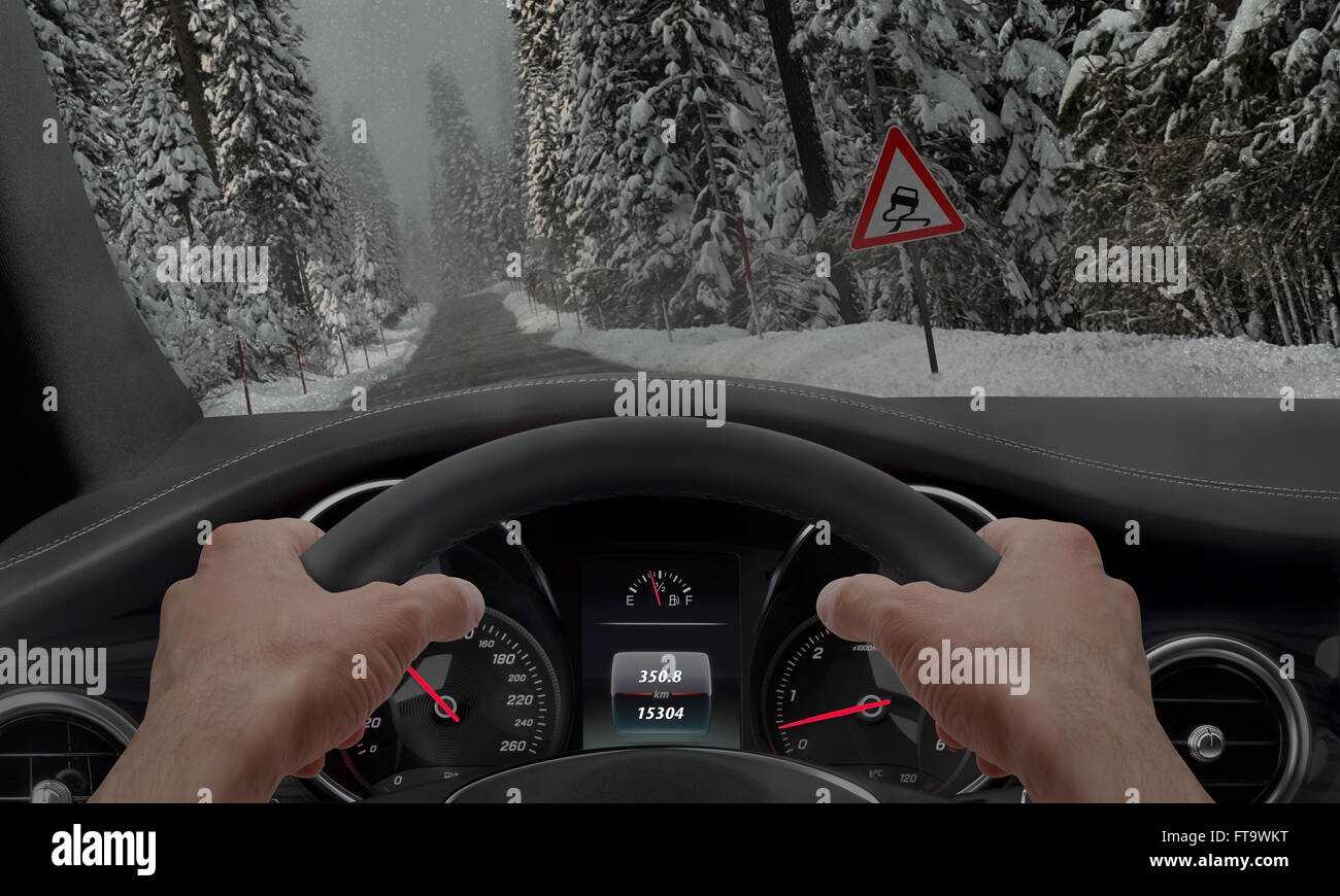 Auto auf einer Straße im Schnee Eis rutschen. Am Wegesrand ist ein Zeichen für rutschige Straße. Stockfoto