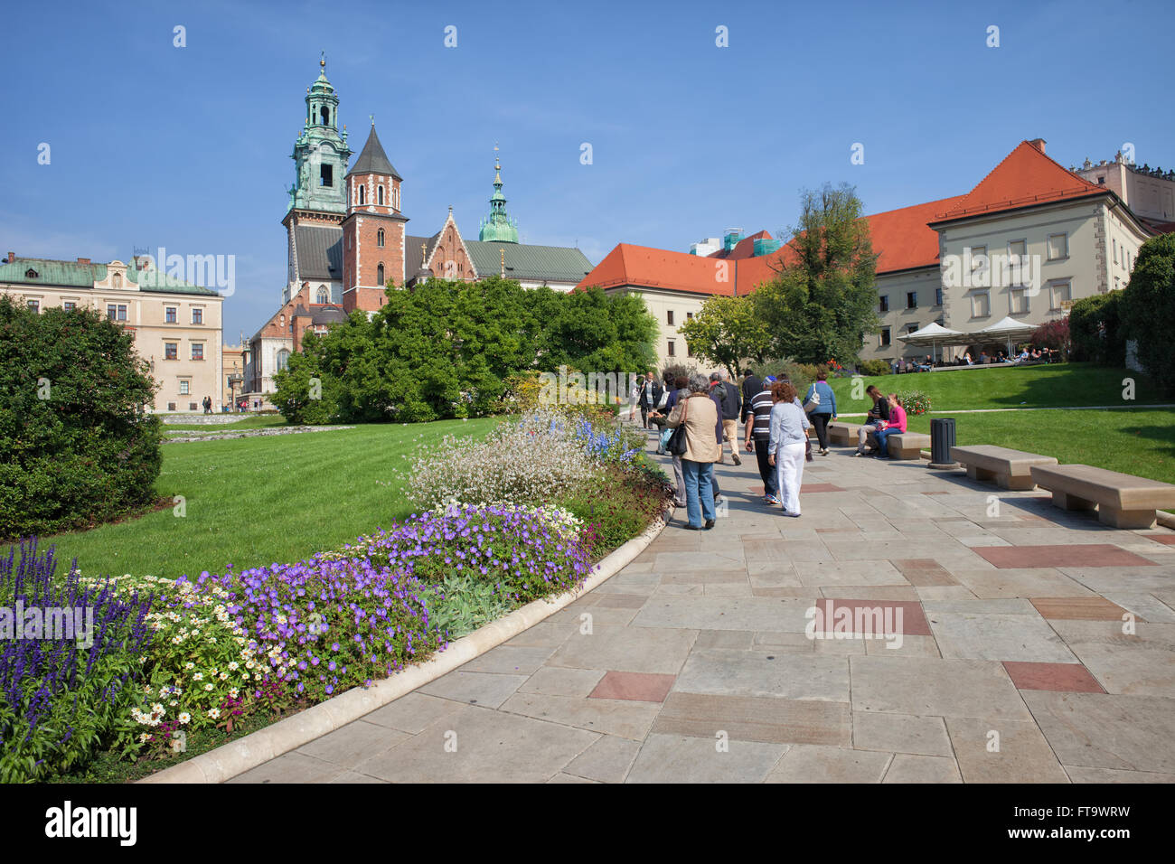 Garten und Allee, Schloss Wawel-Kathedrale, Altstadt, Krakow (Krakau), Polen, Europa Stockfoto