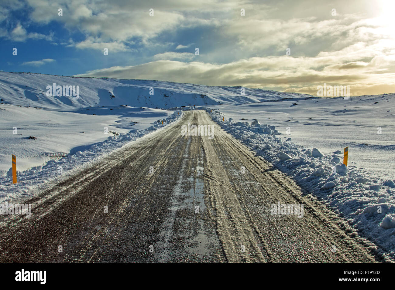 Isländische Straße im Schnee Stockfoto