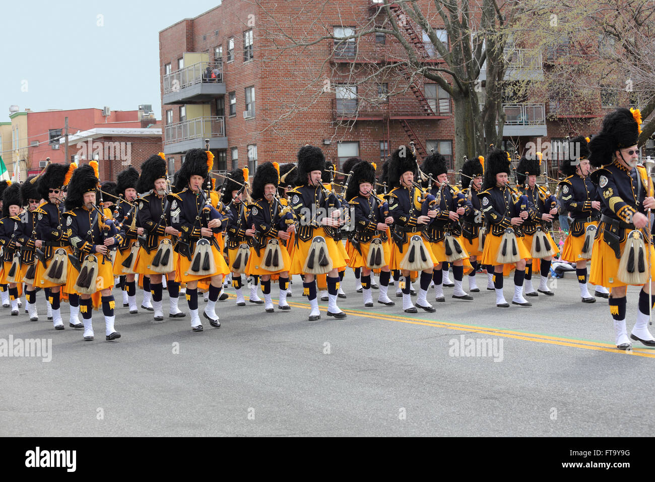 Pipes und Drums Band marschieren in St. Patricks Day parade Yonkers New York Stockfoto