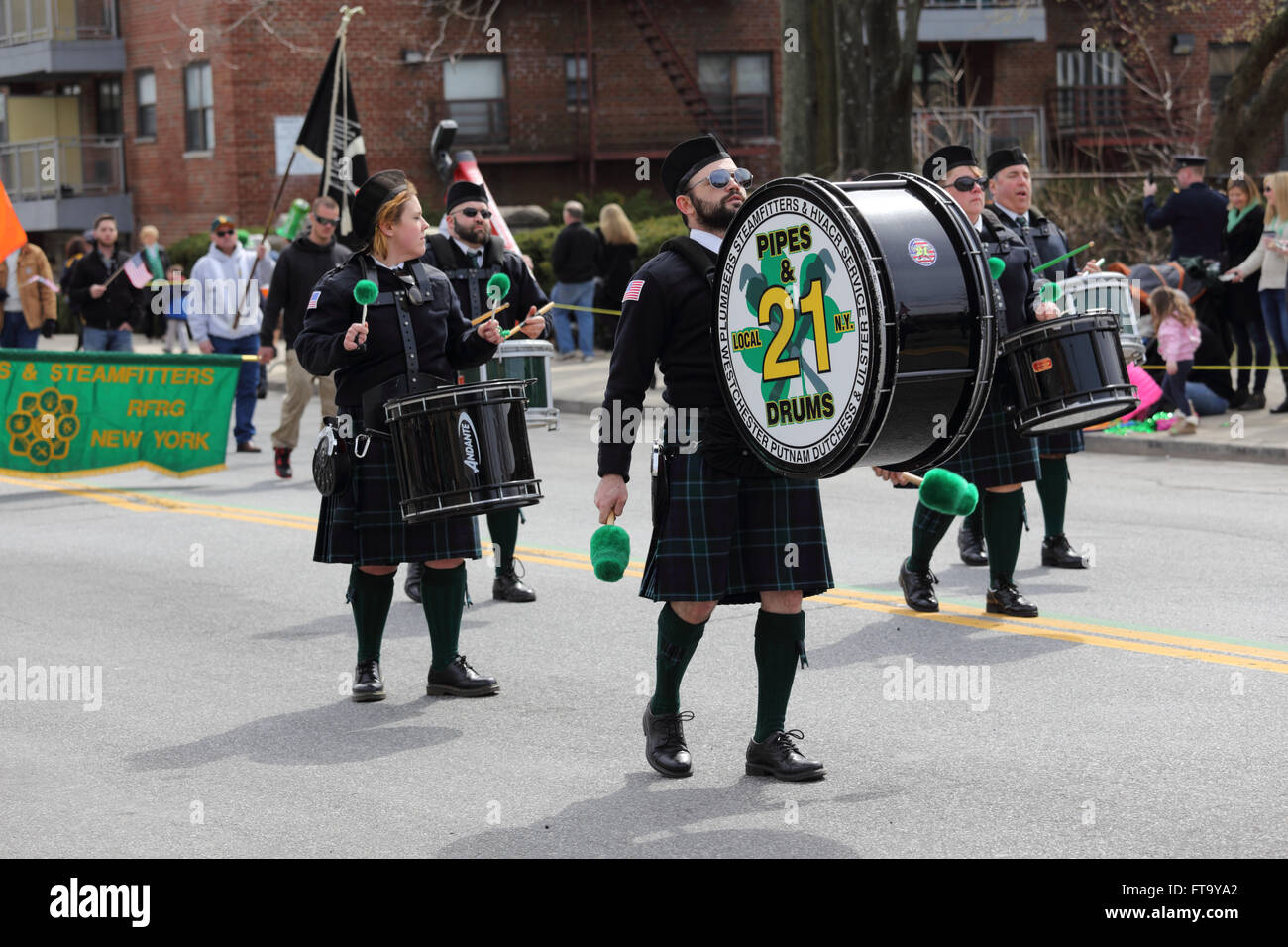 Pipes und Drums Band marschieren in St. Patricks Day parade Yonkers New York Stockfoto