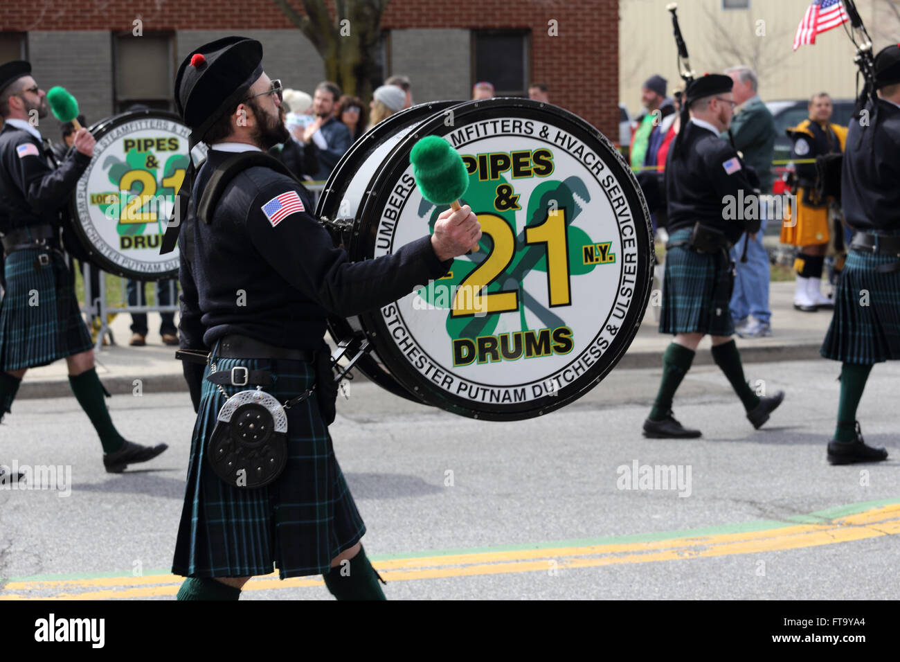 Pipes und Drums Band marschieren in St. Patricks Day parade Yonkers New York Stockfoto