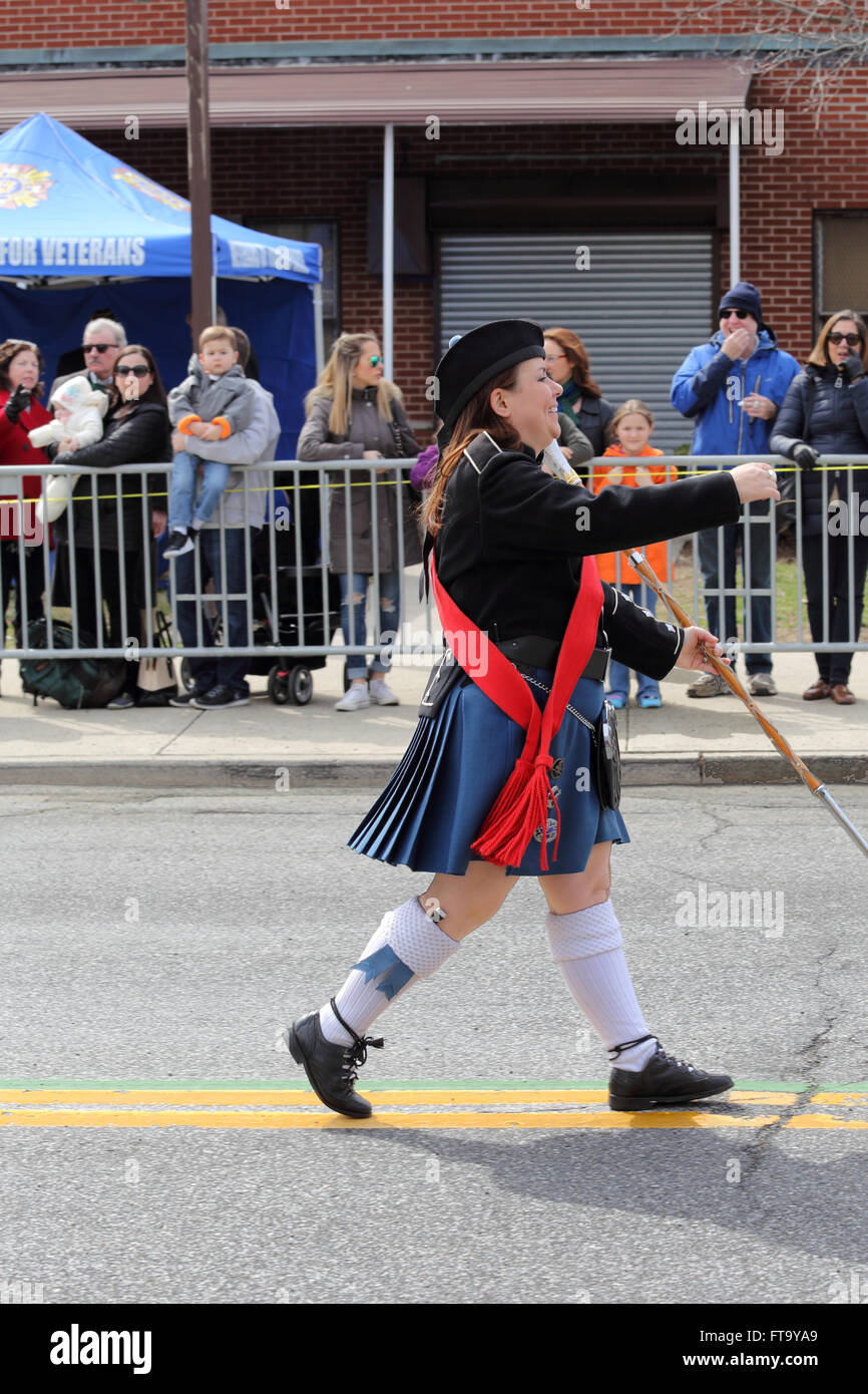 Rohr-großen führenden Rohre und drum Band in Sy. Patricks Day Parade Yonkers New York Stockfoto