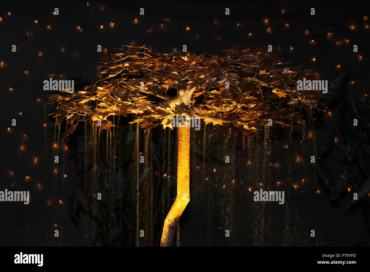 Grüner Baum-Metall-Skulptur. Wasserspiel Garten in der Nacht. Green Vista Wassergärten, Springfield, Ohio, USA. Stockfoto