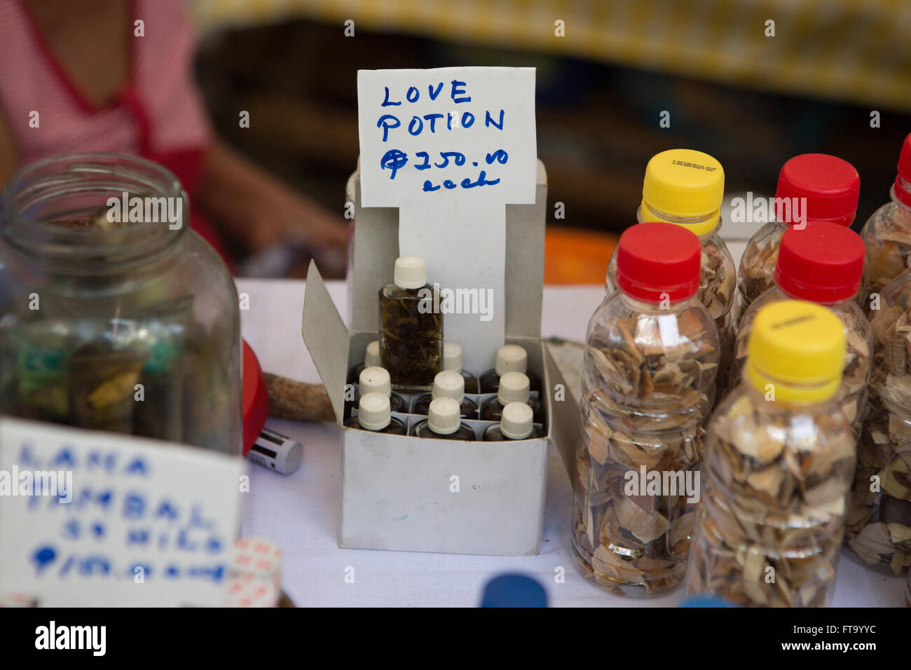 Einen Liebestrank für Verkauf auf dem jährlichen Heilung Festival in der Karwoche auf Siquijor Island, Philippinen Stockfoto