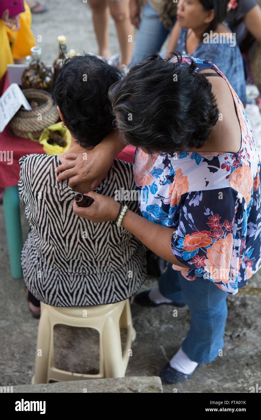 Traditionelle Praktiken von Heilern auf der Insel Siquijor Philippinen beim jährlichen Festival Heilung verwendet wird Stockfoto