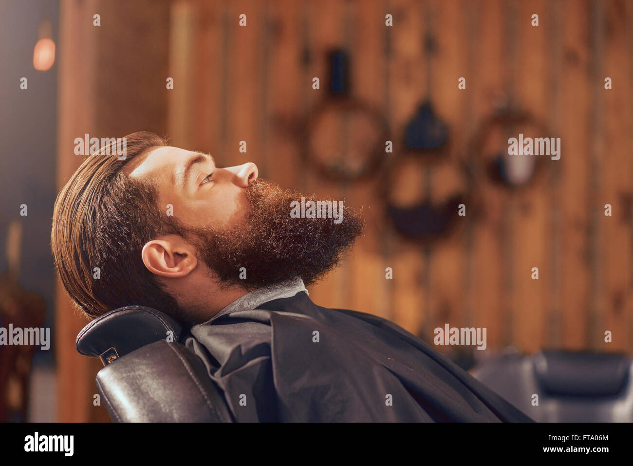 Angenehme Menschen sitzen im Frisörsalon Stockfoto