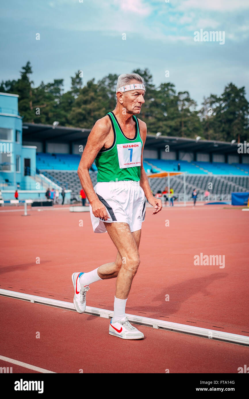 sehr alte Sportler liefen die Track-Stadion in Chelyabinsk-marathon Stockfoto