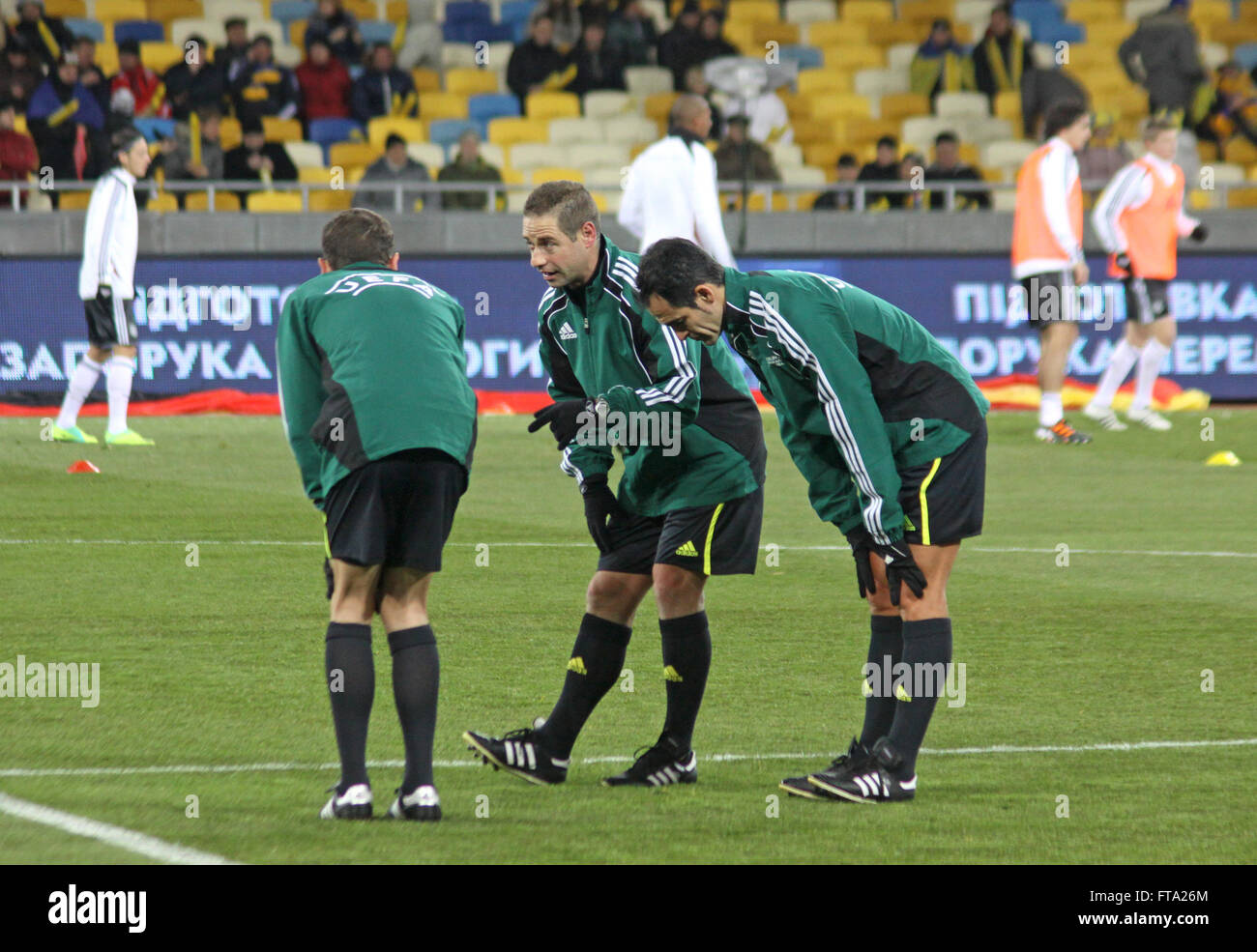 Referee Carlos Velasco Carballo (C) und seine Mitarbeiter Aufwärmen vor dem Freundschaftsspiel zwischen der Ukraine und Deutschland Stockfoto