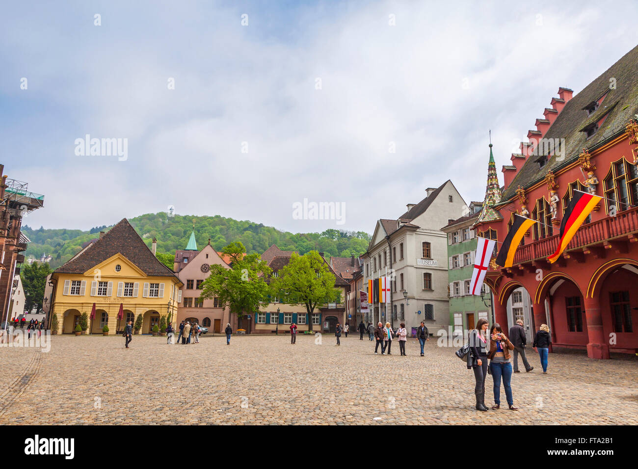 FREIBURG IM BREISGAU, Deutschland - 1. Mai 2013: Altbauten am Münsterplatz, der zentrale Platz von Freiburg Im Breisgau-Stadt Bad Stockfoto