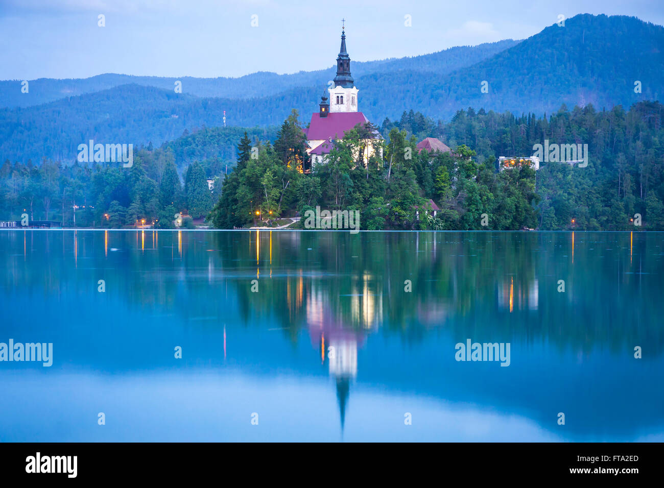 Atmosphärische malerischen Blick auf die Kirche Mariä Himmelfahrt auf der Insel der Bleder See, Slowenien Stockfoto