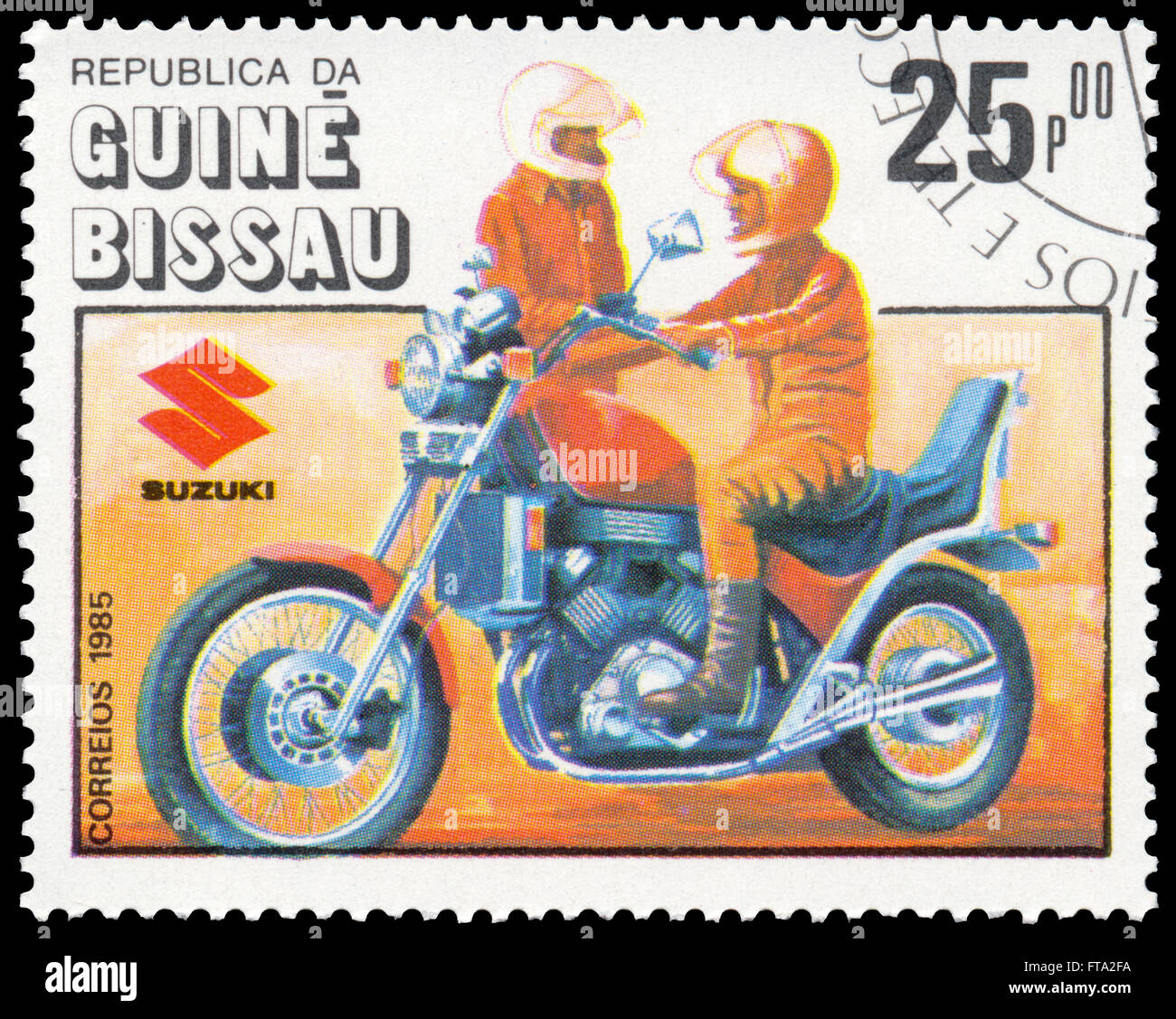 BUDAPEST, Ungarn - 18. März 2016: eine Briefmarke gedruckt in der Guinea-Bissau zeigt Suzuki Motorrad Centenary, ca. 1985 Stockfoto