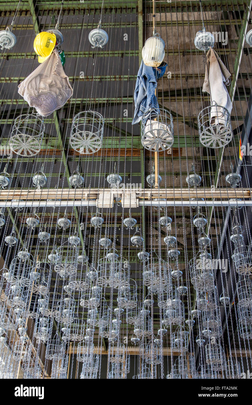 Die Hansa Kokerei in Dortmund, Deutschland, heute ein Museum, Industriedenkmal, Zechenhaus Bad, Umkleide, Ketten, Stockfoto