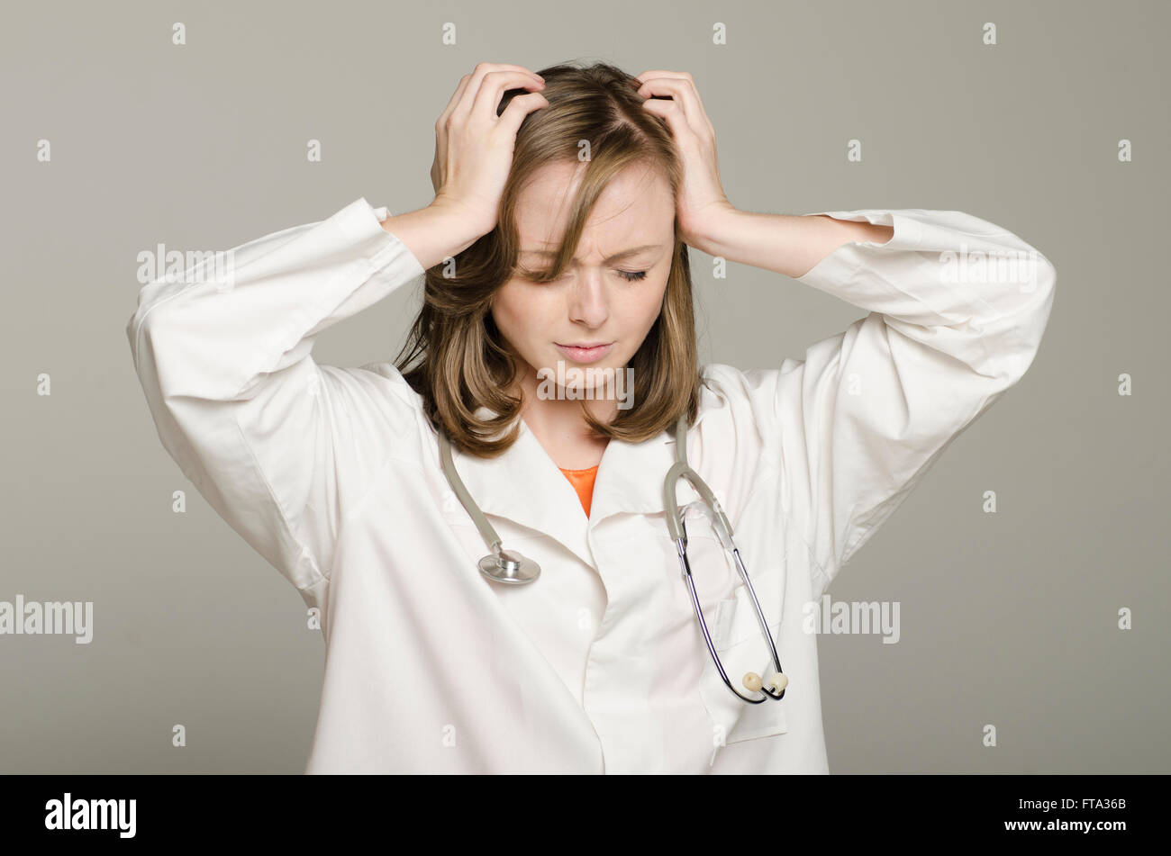 Frustriert Ärztin Kopf in Händen Stockfoto
