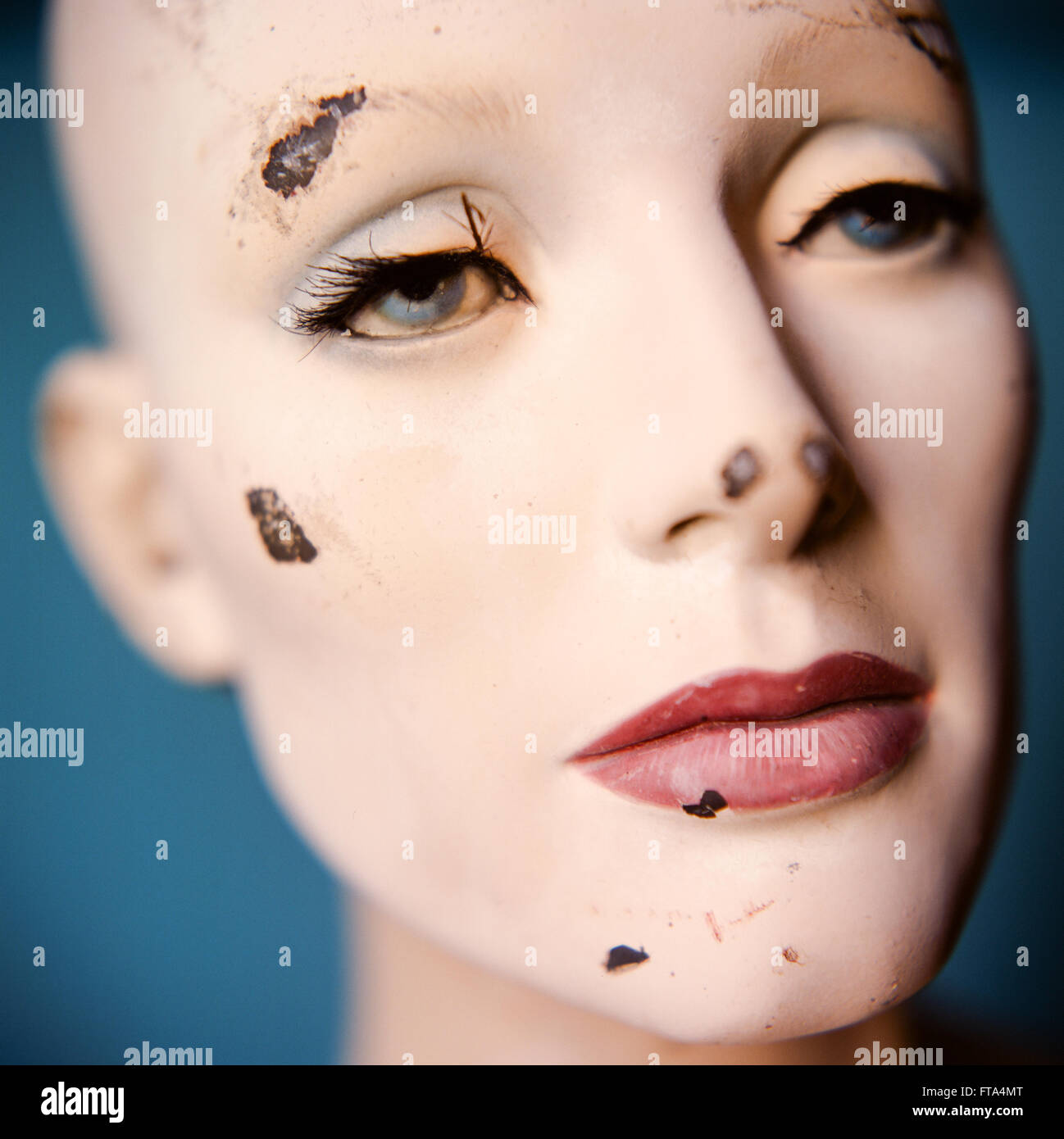 Bis auf blauem Hintergrund mit selektiven Fokus erschossen Schaufensterpuppe Kopf enge beschädigt Stockfoto