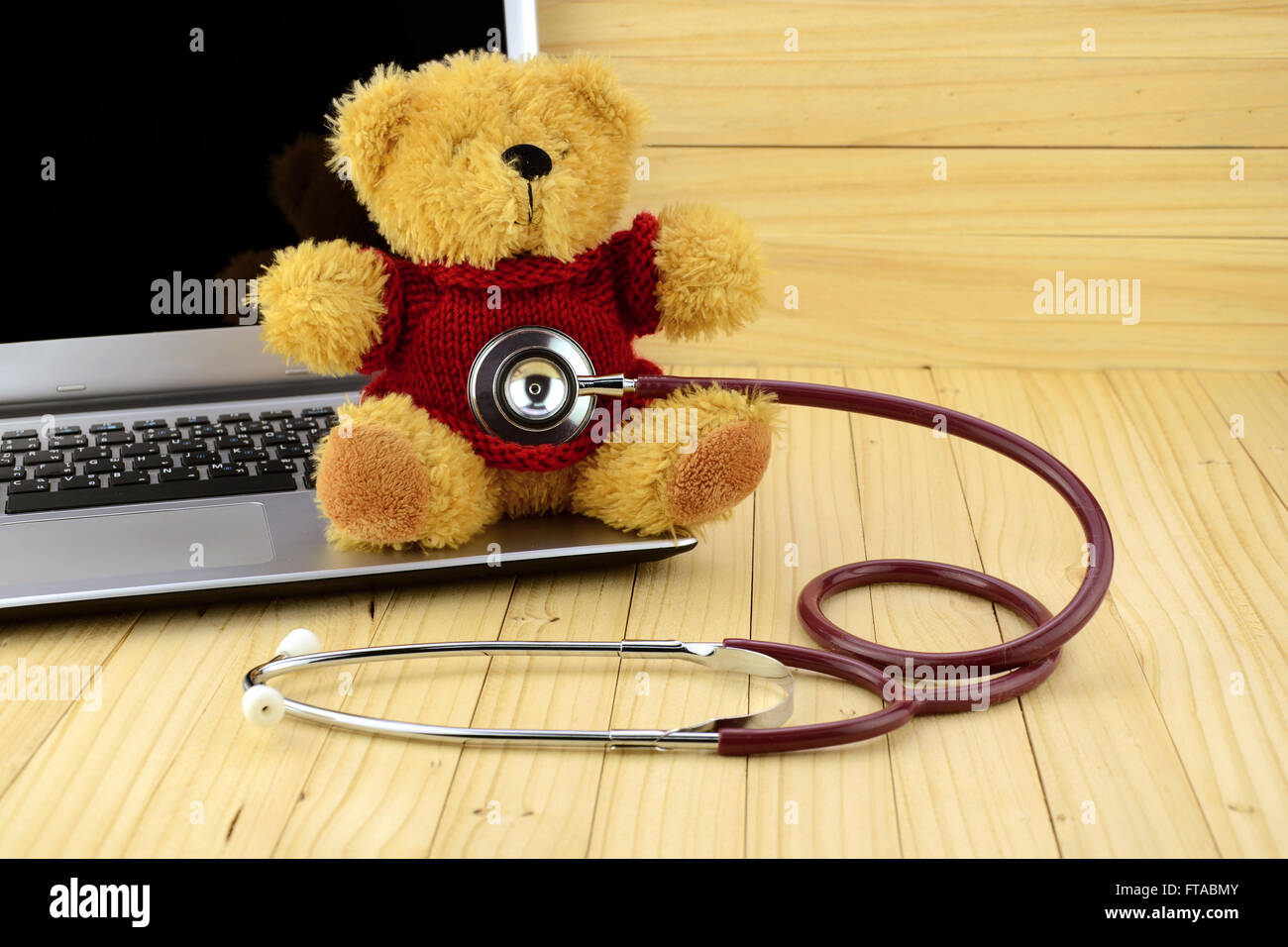 Kinder-Schreibtisch WithTeddy Bär und Stethoskop in Kinder-Klinik-Konzept. Stockfoto