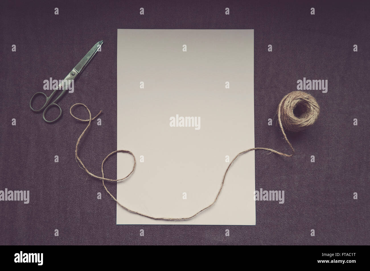 Jute-Schnur und alte Schere Stockfoto