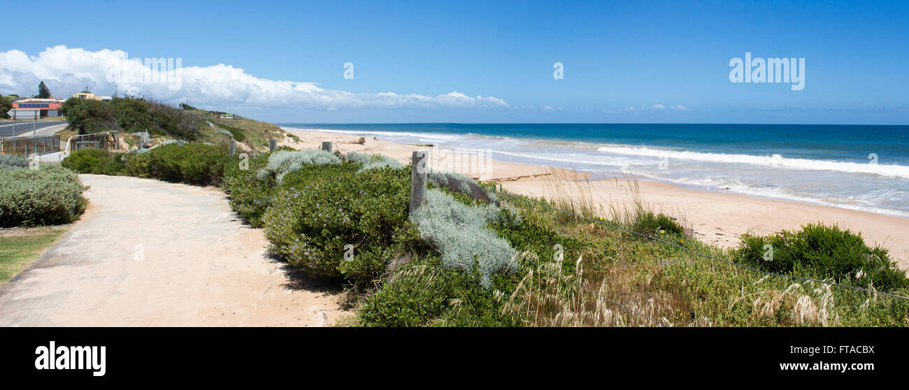 Ocean Beach Bunbury Western Australia von der Radweg mit Düne Sanierung, Sand Erosion an einem sonnigen Frühlingstag zu stoppen. Stockfoto