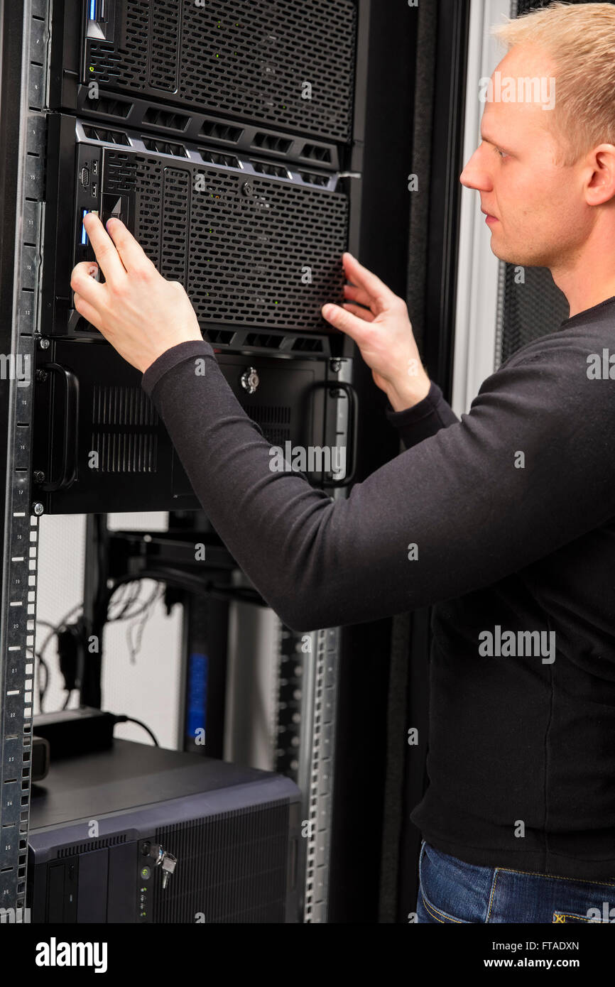 Es arbeitet mit Installation eines Servers im Rechenzentrum Berater Stockfoto