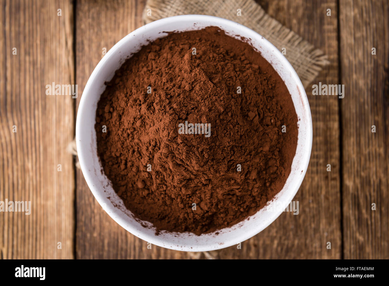 Portion Kakaopulver (Tiefenschärfe) als detaillierte Nahaufnahme Stockfoto