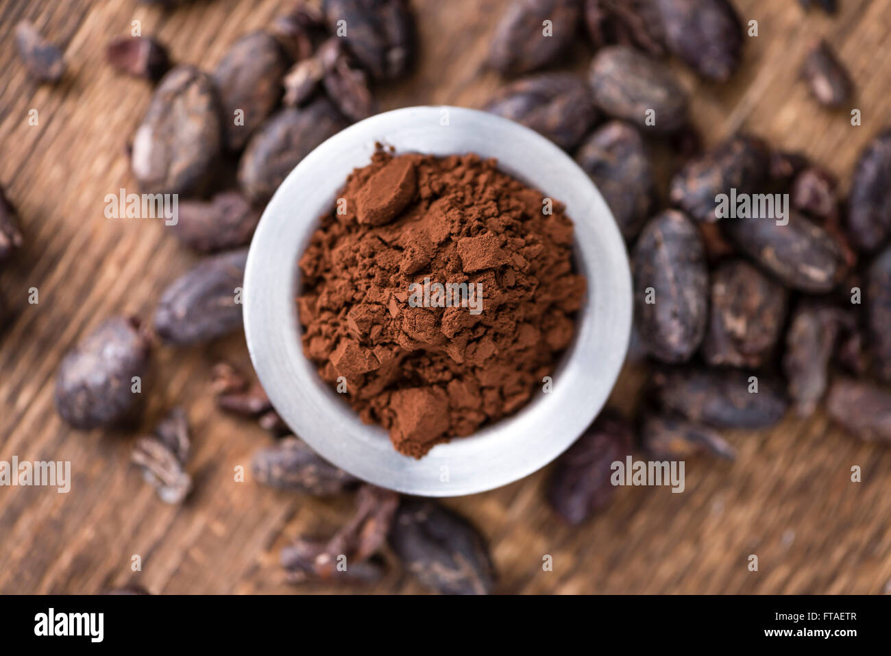 Teil des natürlichen Kakao-Pulver auf einem alten Holztisch (Tiefenschärfe) Stockfoto
