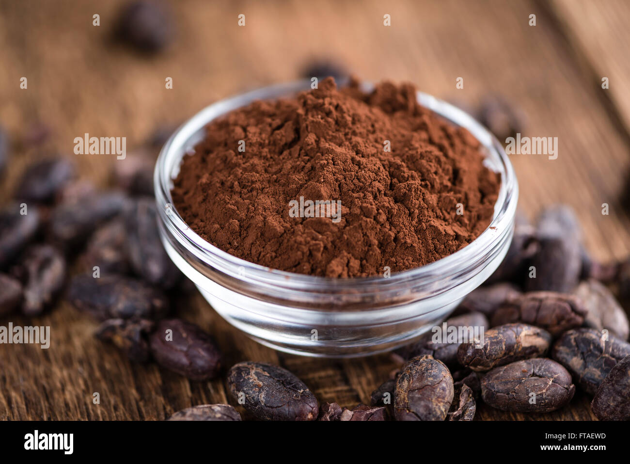 Kakaopulver (Tiefenschärfe) als detaillierte Nahaufnahme auf hölzernen Hintergrund Stockfoto