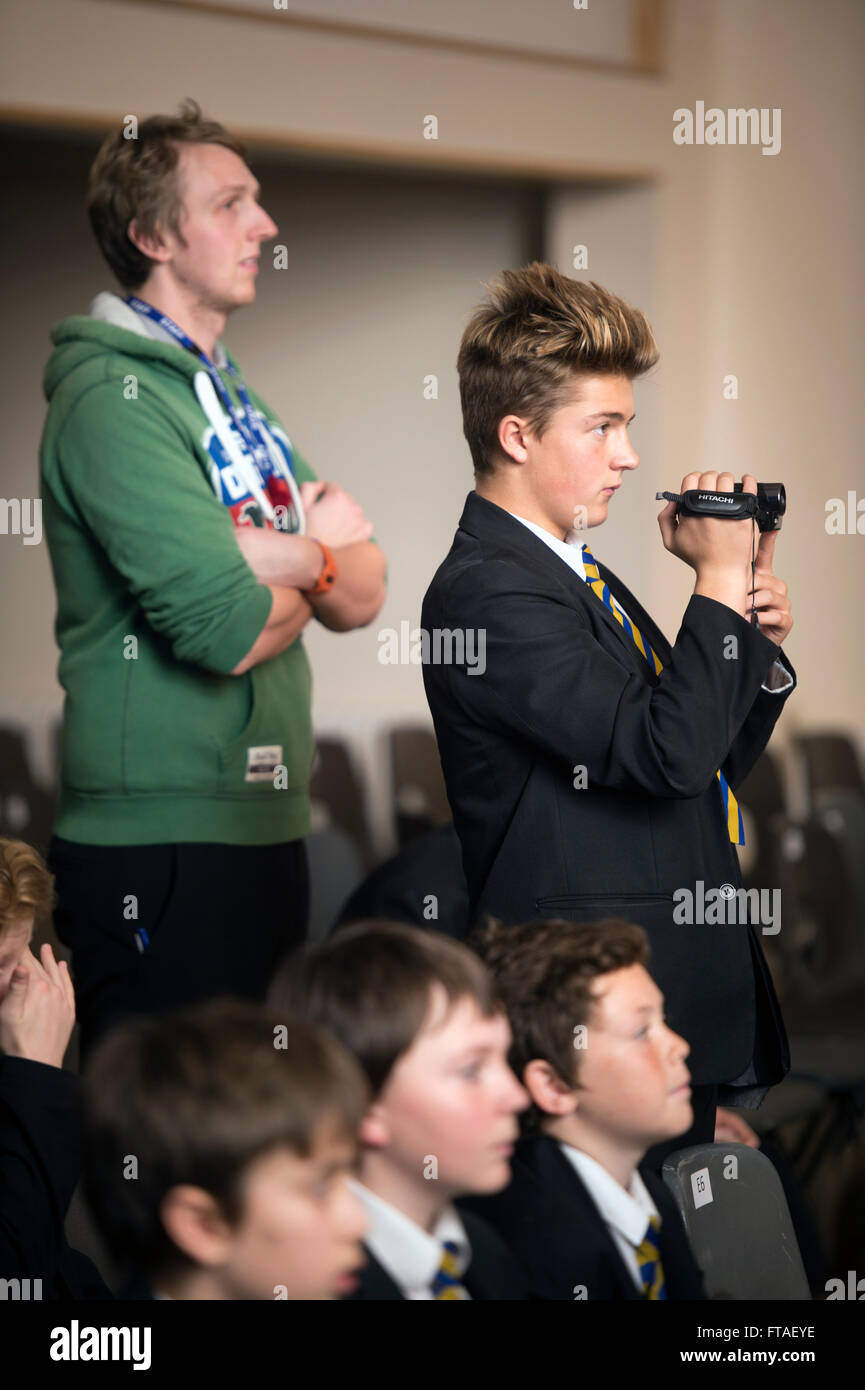 Ein Student Videos eine Leistung während ein Inter-Haus-Musik-Wettbewerb an einem Gymnasium UK Stockfoto