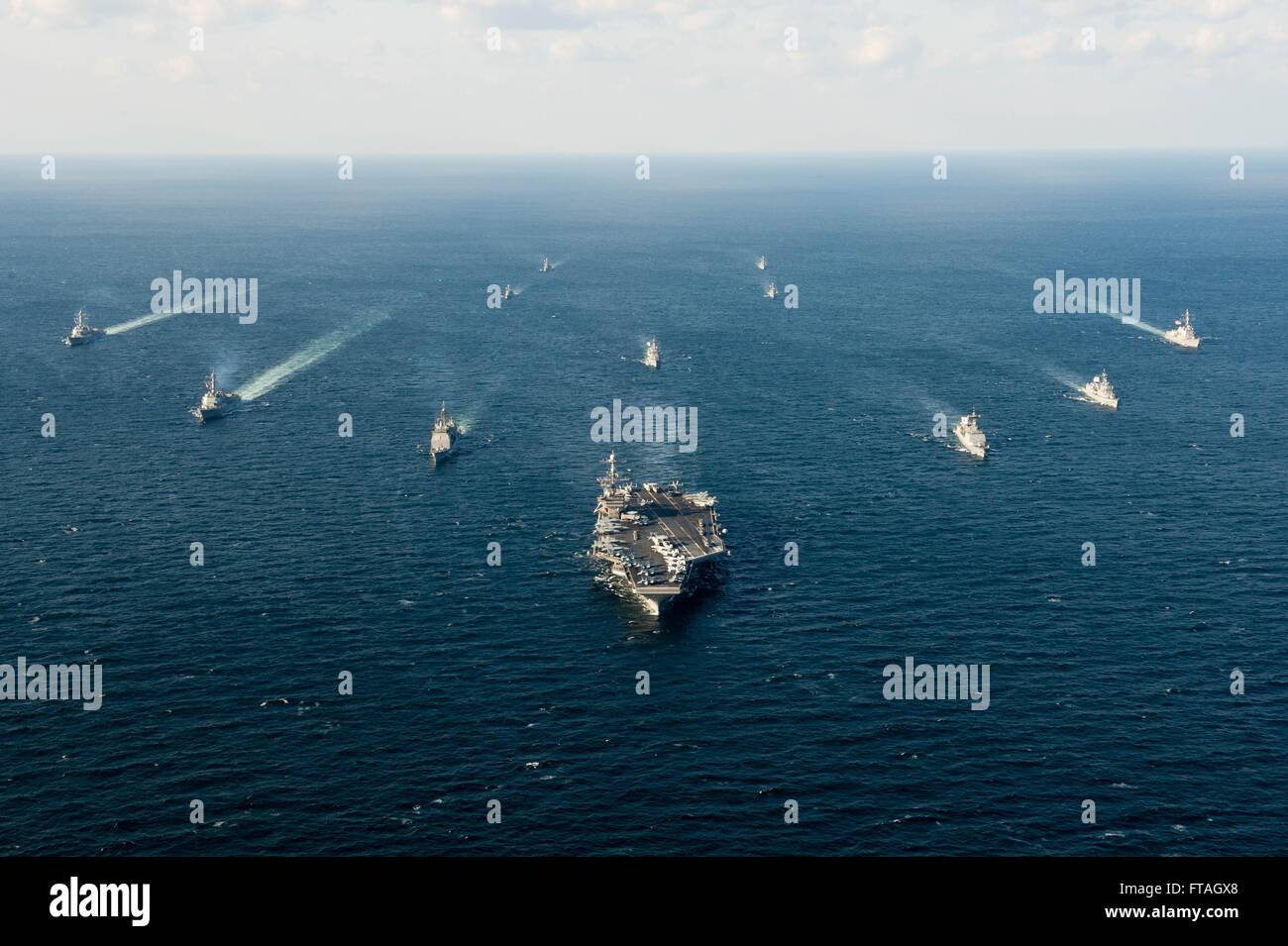 US Navy und der südkoreanischen Marine Schiffe unter der Leitung von der nuklearen super Träger, die USS John C. Stennis in Bildung während des Trainings Maritime Special Operations Gegenkraft 24. März 2016 in das Gelbe Meer zu segeln. Stockfoto
