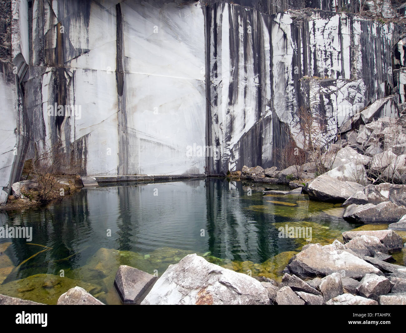 Naturpool in alten, verlassenen Marmor-Steinbruch. Von der Natur zurückerobert. Mit Algen Reflexionen etc.. Und Wellen! Stockfoto