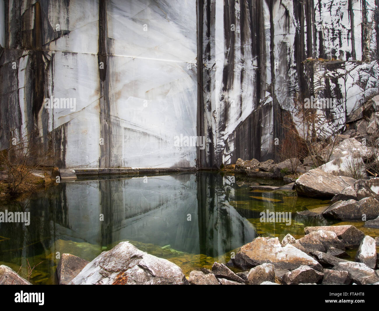 Naturpool in alten, verlassenen Marmor-Steinbruch. Von der Natur zurückerobert. Mit Algen Reflexionen etc.. Stockfoto