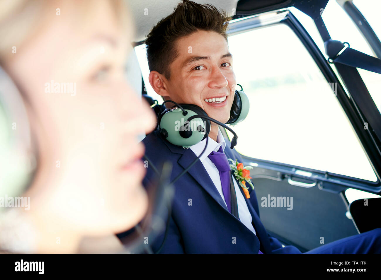 Bräutigam in einem Hubschrauber Stockfoto