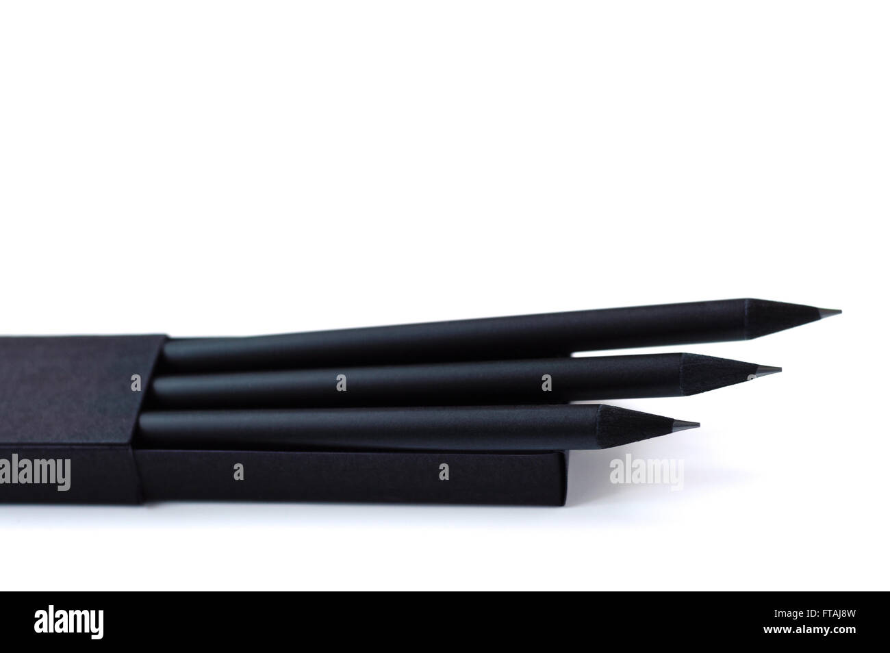 Offenen schwarzen Karton mit drei schwarze Bleistifte im Inneren. Stockfoto