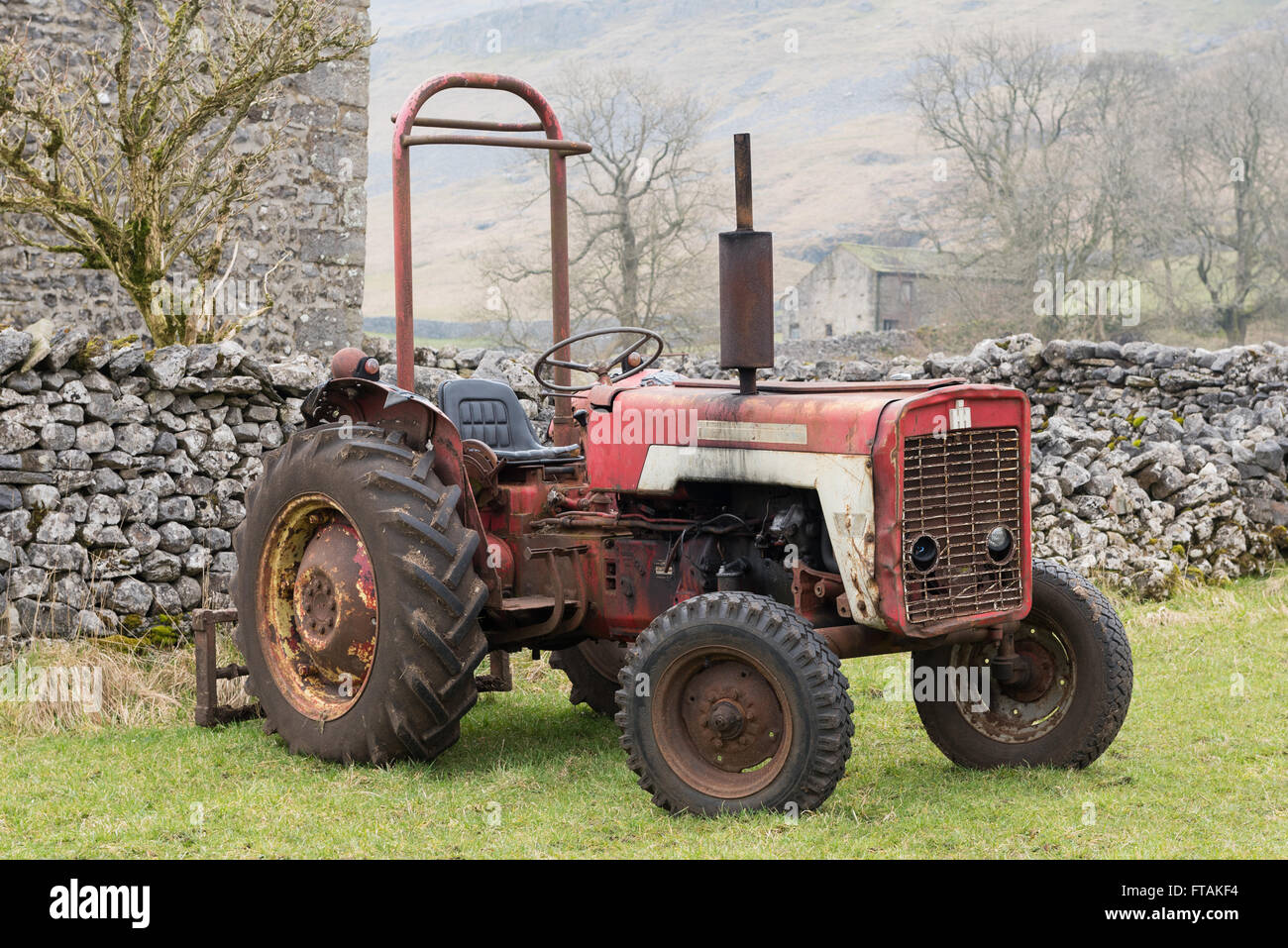 Oldtimer-Traktor außerhalb eines landwirtschaftlichen Gebäudes nicht den Dales Weg-Wanderweg in der Nähe von Kettlewell in den Yorkshire Dales National park Stockfoto