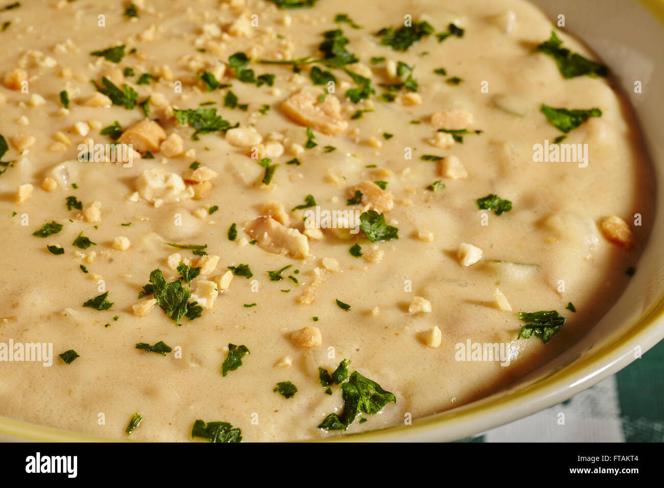 Erdnuss-Suppe, ein regionales Gericht aus Südamerika Stockfoto