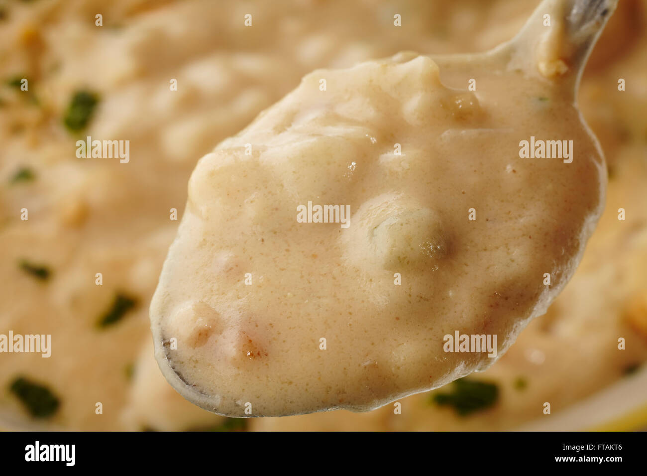 Erdnuss-Suppe, ein regionales Gericht aus Südamerika Stockfoto