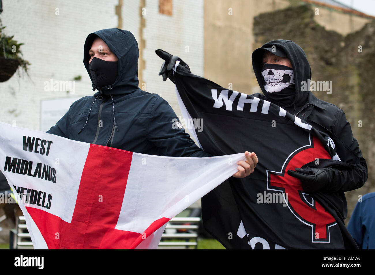 Nationale Front Mitglieder besuchen eine White Pride-Rallye in Schlossplatz, Swansea, Südwales. Stockfoto