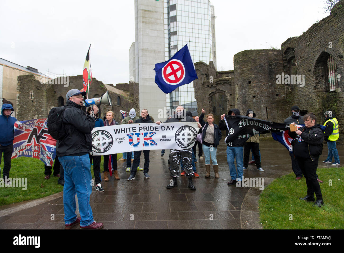 Nationale Front Mitglieder besuchen eine White Pride-Rallye in Schlossplatz, Swansea, Südwales. Stockfoto