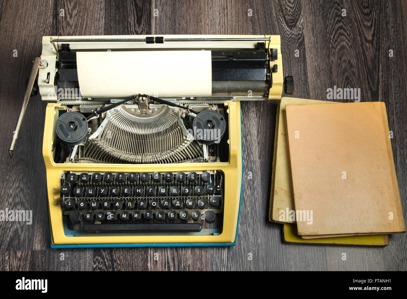Schreibmaschine und einen Stapel Bücher nächste Stockfoto