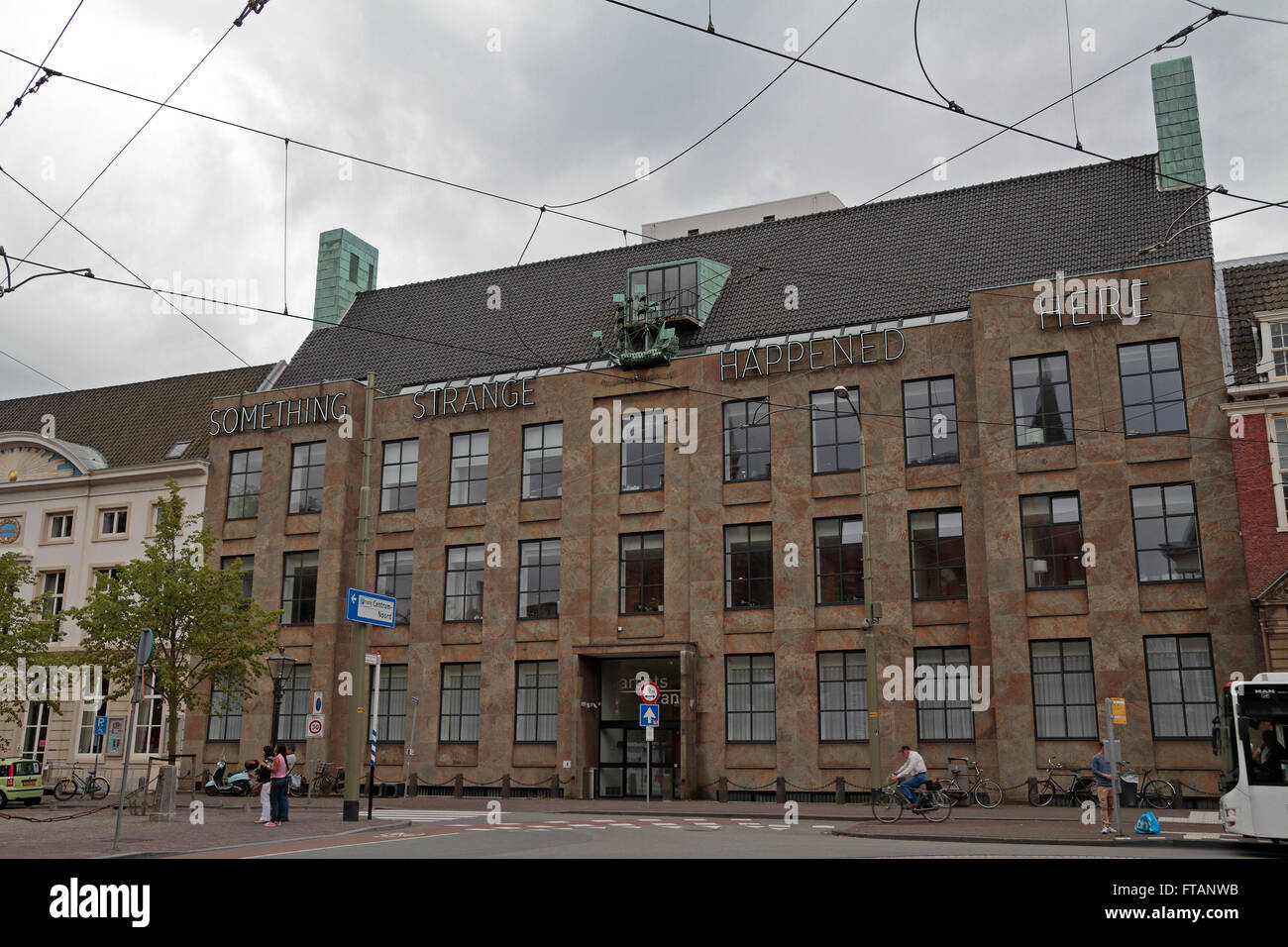 Die Büros des Gesetzes fest BarentsKrans (mit "etwas Seltsames passiert ist hier" geschrieben auf der Vorderseite) in den Haag, Niederlande Stockfoto