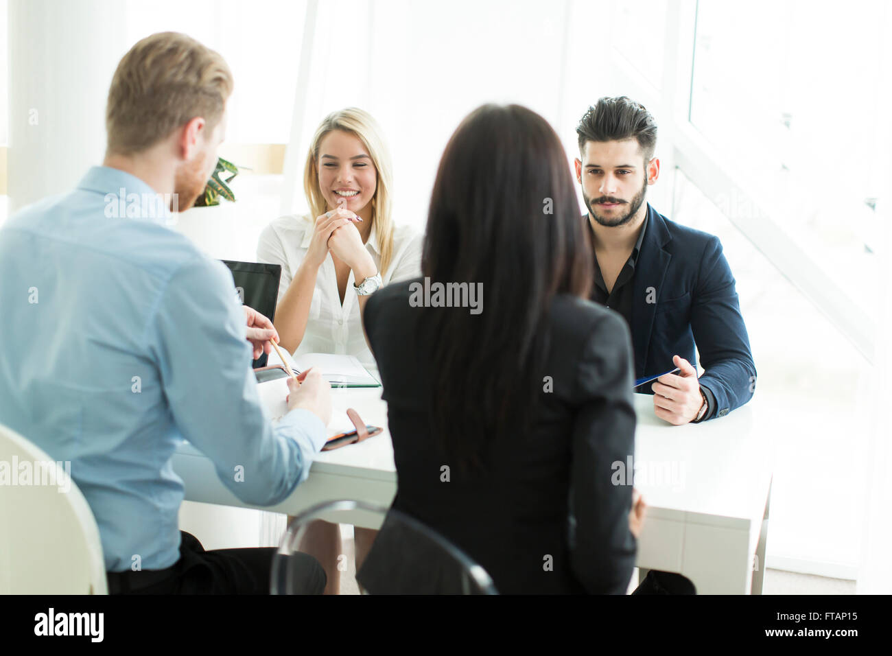 Geschäftsleute, die mit einem Treffen im Büro Stockfoto