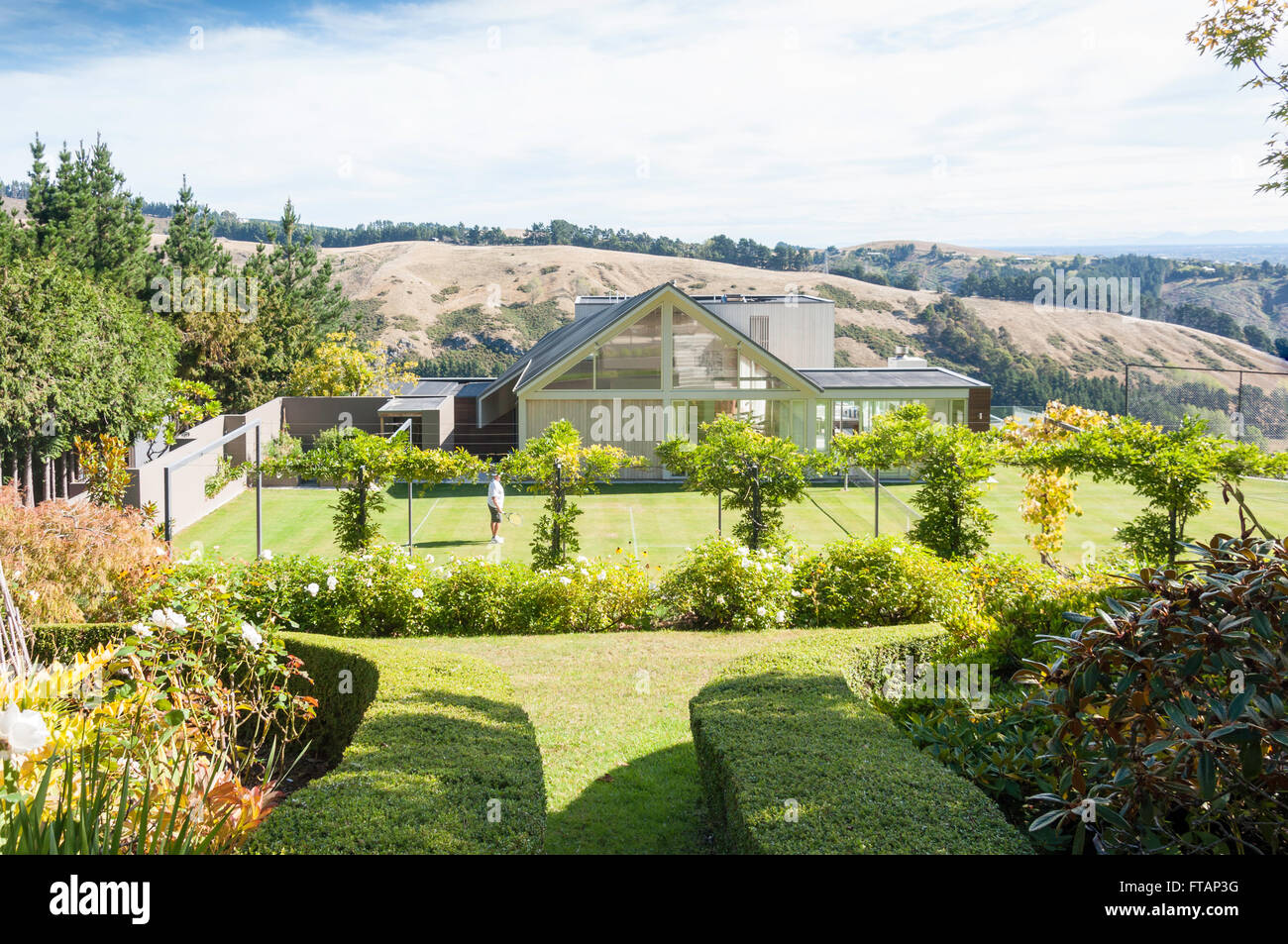Modernes Haus mit Rasentennisplatz, Rhonddatal Terrasse, Cashmere Hills, Christchurch, Canterbury Region, Neuseeland Stockfoto