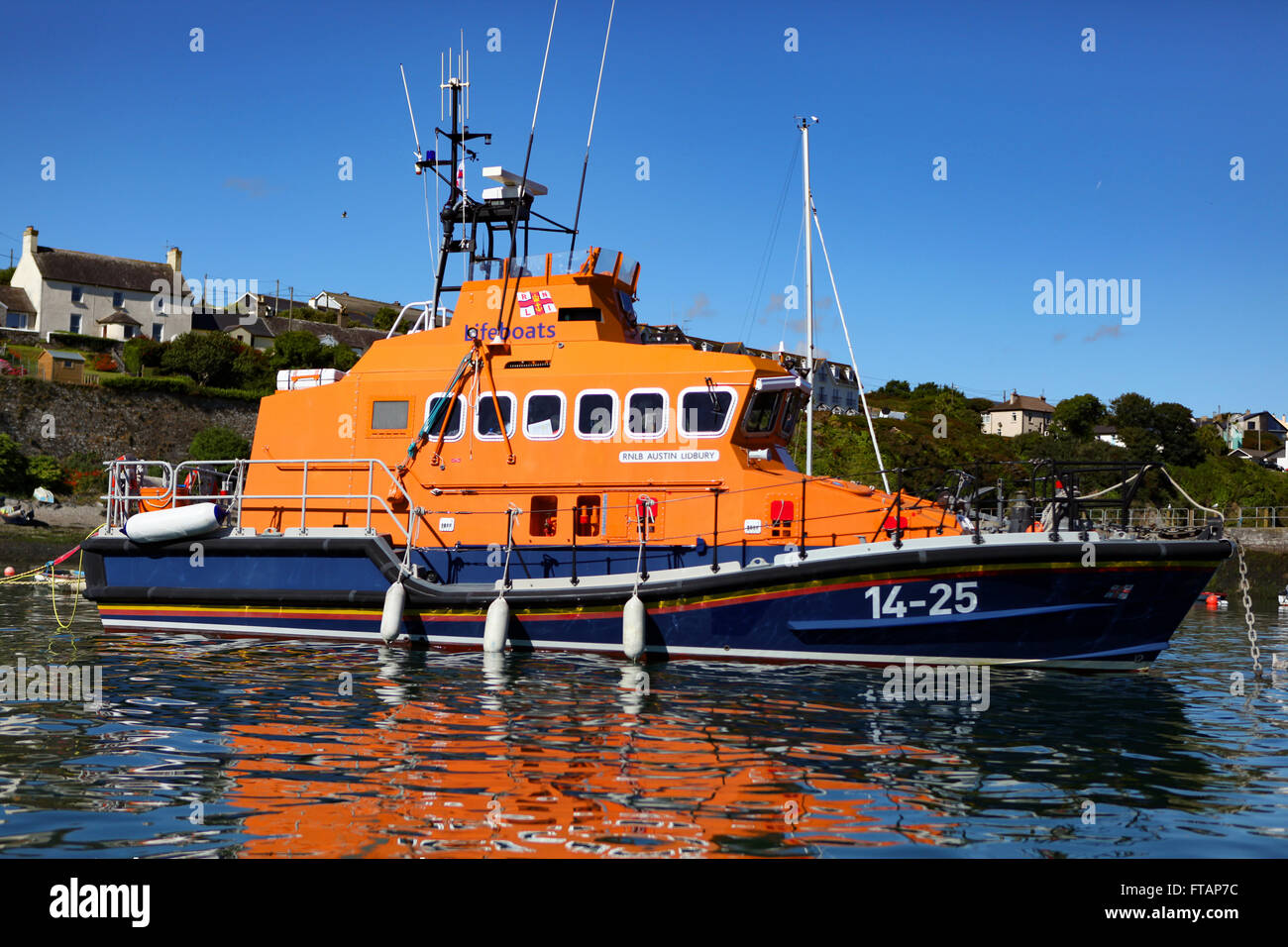 Ballycotton, Co Cork, Irland. 12. August 2015. Die RNLI TRENT CLASS LIFEBOAT14-25 Austin Lidbury im Hafen von Ballycotton Stockfoto