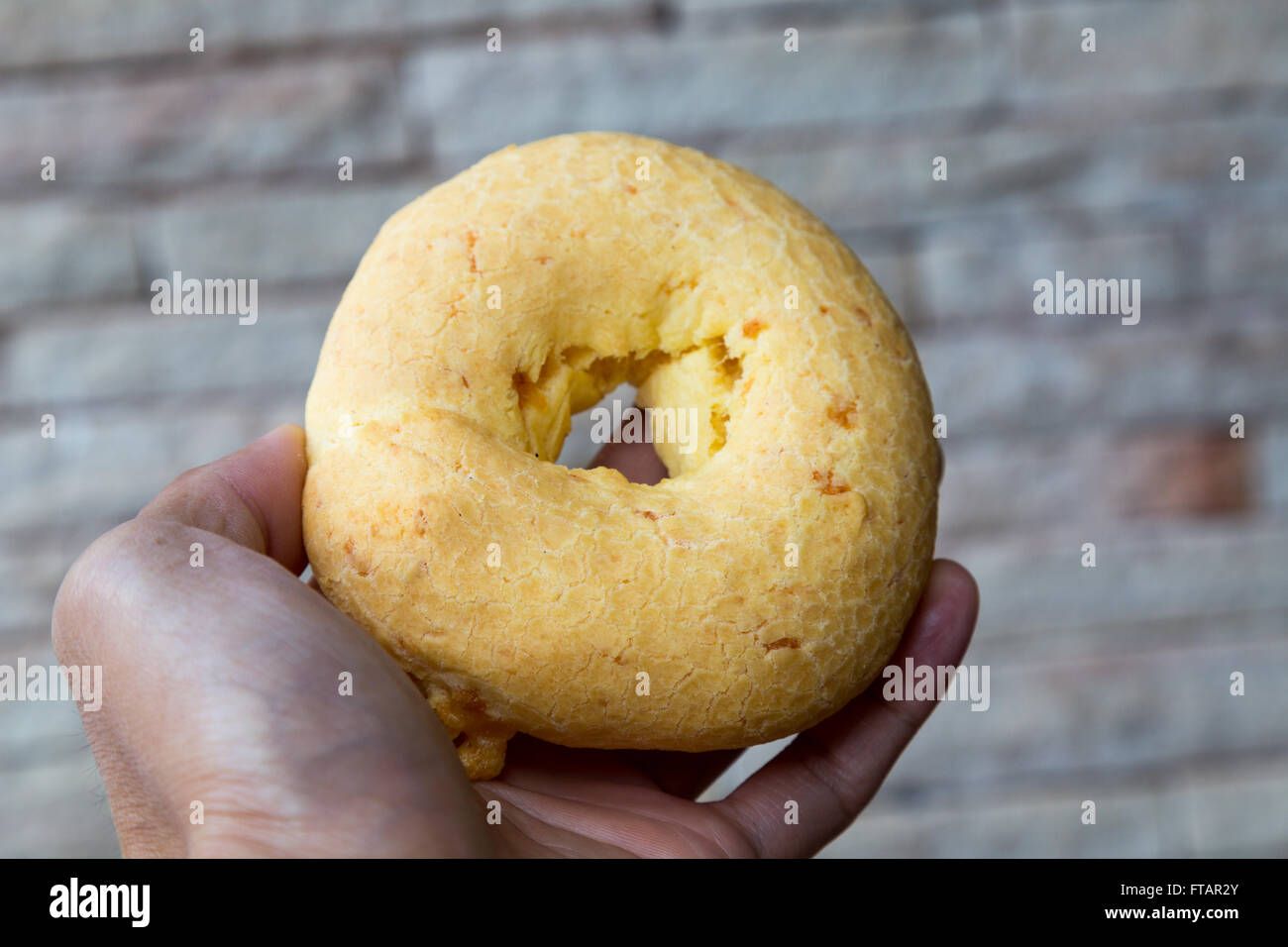 Hand halten typisch paraguayische Chiba. Chiba ist eine Art gebacken, Käse-Geschmack Brötchen, eine traditionelle Snacks und Frühstück Stockfoto