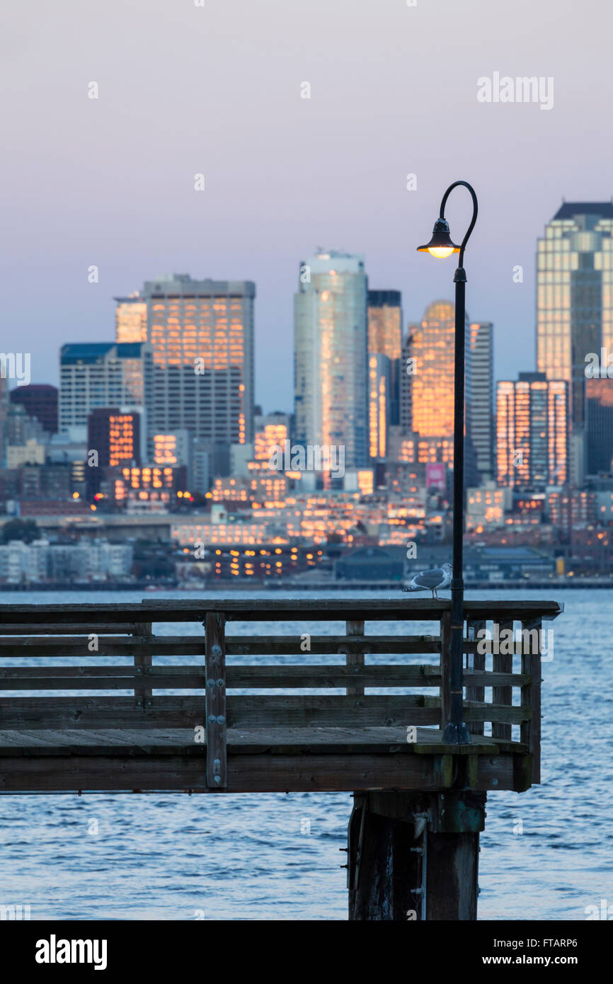 Pier in Seacrest Park mit Skyline von Seattle und Elliott Bay Waterfront bei Sonnenuntergang, Seattle, Washington, USA Stockfoto