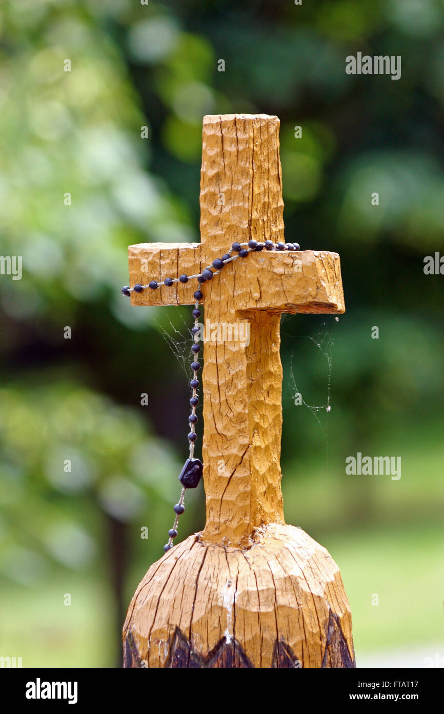 Holzkreuz auf die Säule im Park geschnitzt Stockfoto