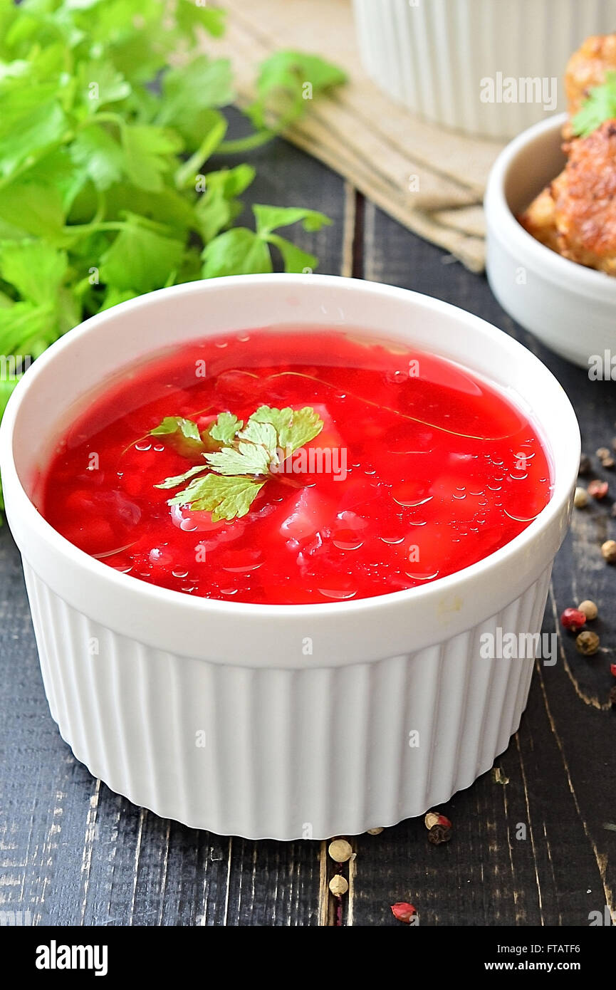 Rote Bete Suppe in einem weißen Teller Stockfoto