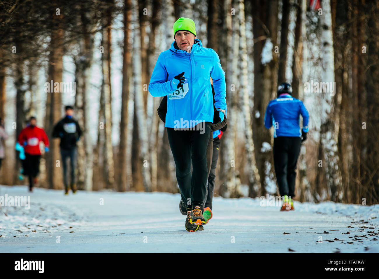 Jekaterinburg, Russland - 14. November 2015: Mann mittleren Alters Läufer läuft auf verschneiten Straße Park bei Urban Winter marathon Stockfoto