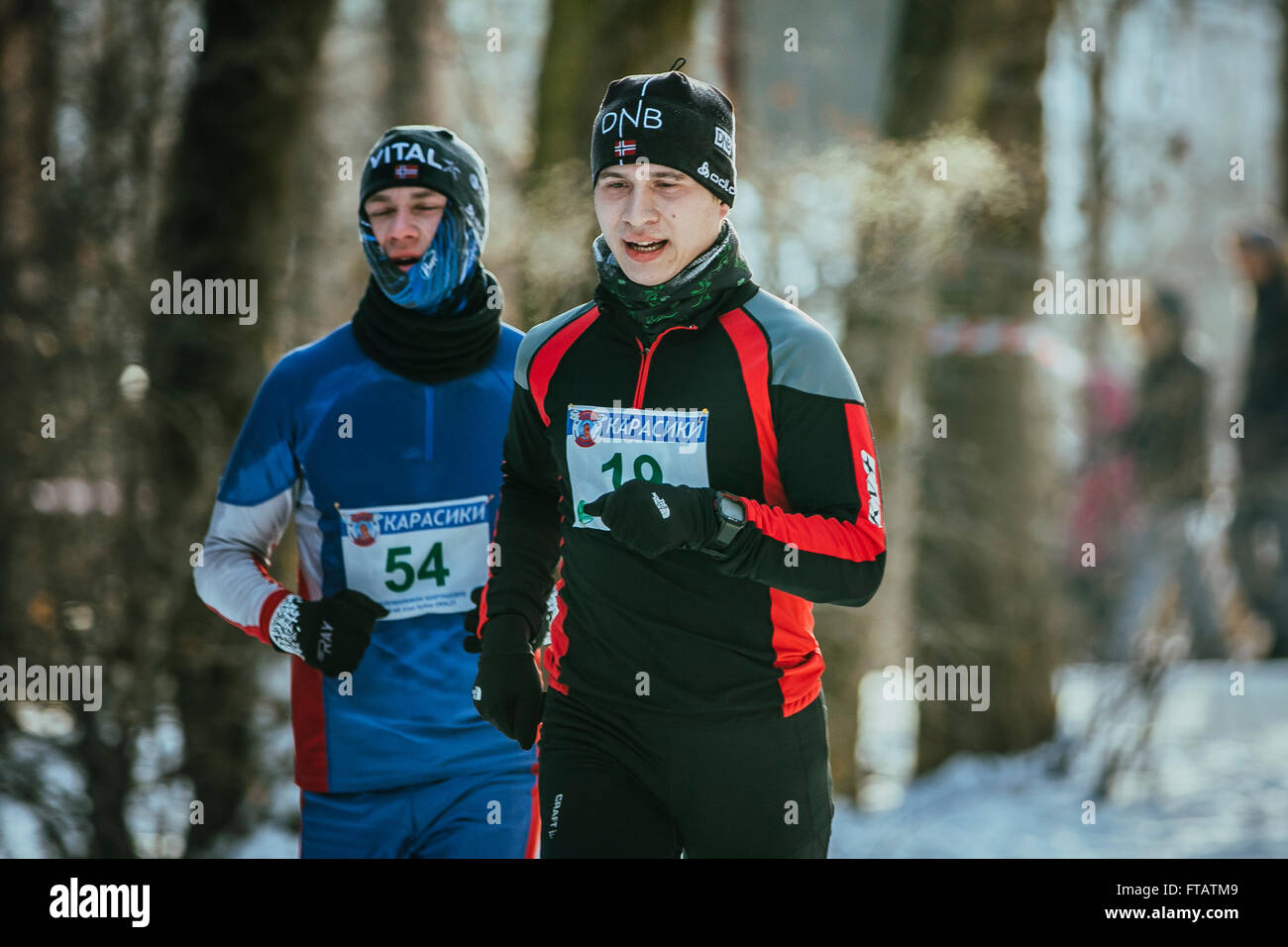 Jekaterinburg, Russland - 14. November 2015: zwei junge Männer Athleten laufen in kaltem Wetter im Wald. Dampf aus Atem Stockfoto