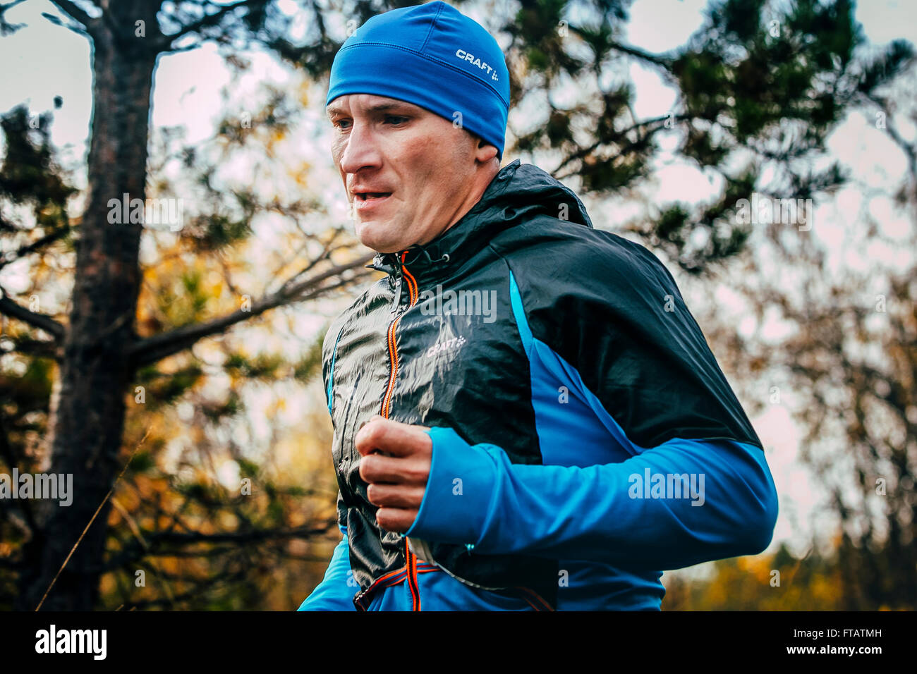 Belorezk, Russland - 26. September 2015: Nahaufnahme der männlichen Läufer des mittleren Alters läuft durch den Wald beim Marathon mountain Stockfoto