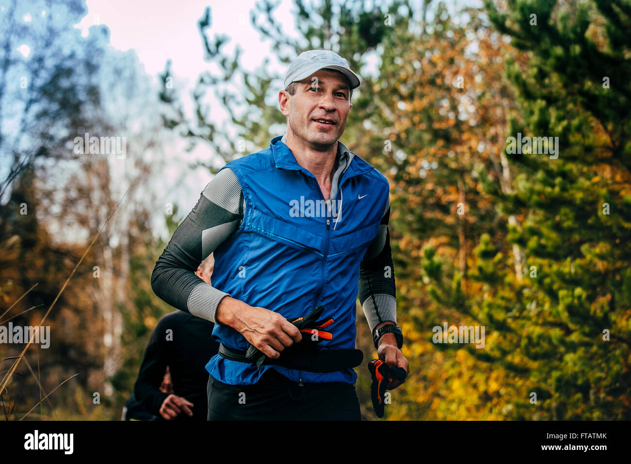 Belorezk, Russland - 26. September 2015: im mittleren Alter Mann läuft im Herbst Park beim Marathon Mountain "Große Dusche" Stockfoto